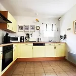 79, Maison Parc Residentiel Avec Piscine Chauffee Guest house 4*