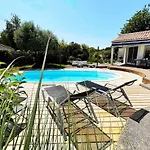 79, Maison Parc Residentiel Avec Piscine Chauffee Guest house 4*