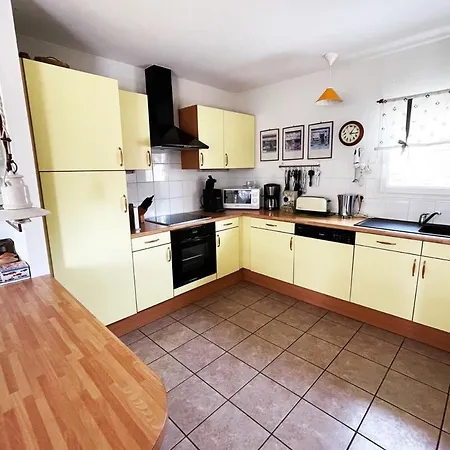 Guest house 79, Maison Parc Residentiel Avec Piscine Chauffee