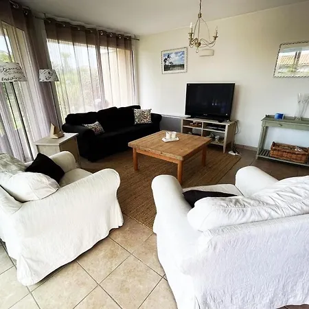 79, Maison Parc Residentiel Avec Piscine Chauffee 게스트하우스 4*