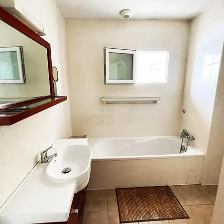 게스트하우스 79, Maison Parc Residentiel Avec Piscine Chauffee 4*